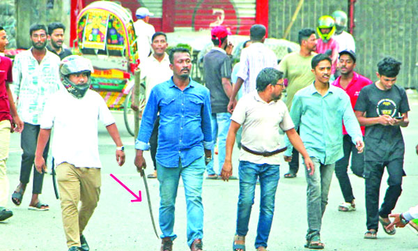 চট্টগ্রাম সিটি কলেজে ছাত্রদল ও ছাত্রশিবিরের সংঘর্ষকালে ধারালো অস্ত্র হাতে দুর্বৃত্তরা : নয়া দিগন্ত