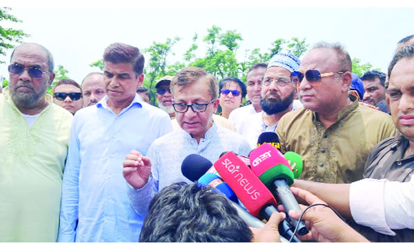 সিলেটের বাসিয়া খাল খনন প্রকল্পের প্রস্তুতি দেখতে গিয়ে সাংবাদিকদের সাথে কথা বলেন বাণিজ্যমন্ত্রী খন্দকার আব্দুল মুক্তাদির  : নয়া দিগন্ত