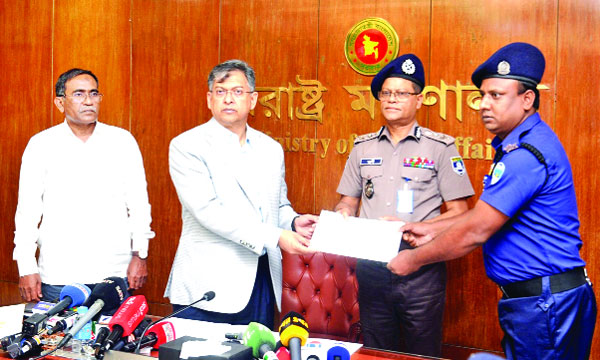 স্বরাষ্ট্রমন্ত্রী সালাহউদ্দিন আহমেদ কর্মক্ষেত্রে বিশেষ অবদানের জন্য ১৫ পুলিশ সদস্যকে পুরস্কৃত করেন  : নয়া দিগন্ত
