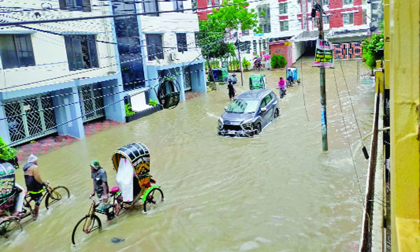 ভারী বৃষ্টিতে গতকাল চট্টগ্রামের বিস্তীর্ণ এলাকা পানিতে তলিয়ে যায়। ছবিটি নগরীর কাতালগঞ্জ এলাকার : নয়া দিগন্ত