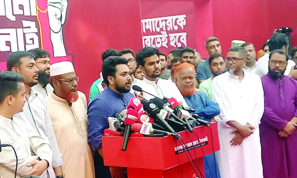 বিরোধীদলীয় নেতার সরকারি বাস ভবনে জুলাই আগস্টের চিত্র প্রদর্শনী পরিদর্শন শেষে ব্রিফিং করেন নাহিদ ইসলাম