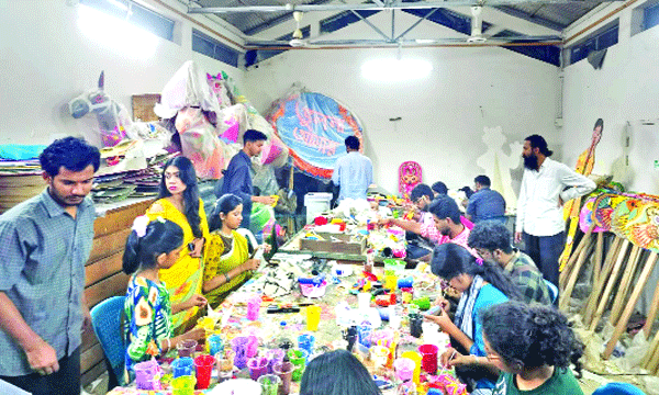 শেষ মুহূর্তের প্রস্তুতিতে ব্যস্ত সময় পার করছে ঢাবি চারুকলার চিত্রশিল্পীরা : নয়া দিগন্ত