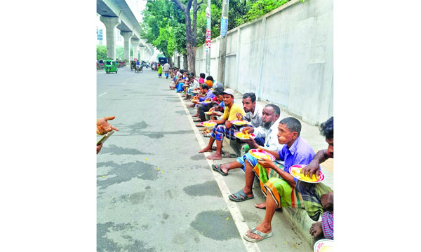 বিনা পয়সায় খাবার খাচ্ছে দরিদ্র মানুষ  : নয়া দিগন্ত