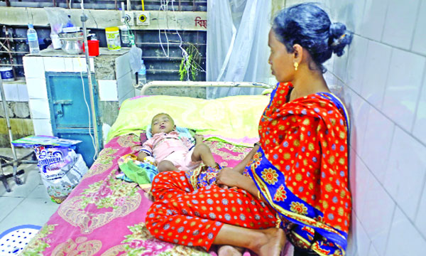 সারা দেশে হাম আক্রান্ত শিশুর সংখা বাড়ছে। ছবিটি মহাখালী বক্ষ্মব্যাধি হাসপাতাল থেকে তোলা  : নয়া দিগন্ত