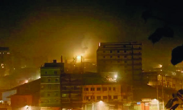 দেখে মনে হতে পারে কুয়াশা, আসলে এ দৃশ্য রাতের ধোঁয়াচ্ছন্ন যাত্রাবাড়ি এলাকার  :নয়া দিগন্ত