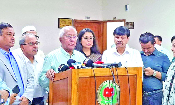নির্বাচন ভবনে সাংবাদিকদের সাথে কথা বলেন ইসি সচিব আখতার আহমেদ : নয়া দিগন্ত