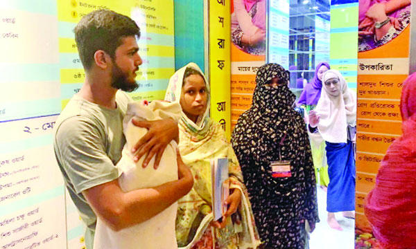 লাইসেন্স ফিরে পাওয়ায় গতকাল মগবাজারের আদ্দীন হাসপাতালে অনেককেই শিশুদের নিয়ে আসতে দেখা যায় : পিআইডি