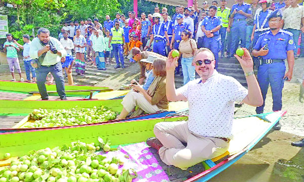 ঝালকাঠির পেয়ারাবাগান পরিদর্শন করেন মার্কিন রাষ্ট্রদূত : নয়া দিগন্ত