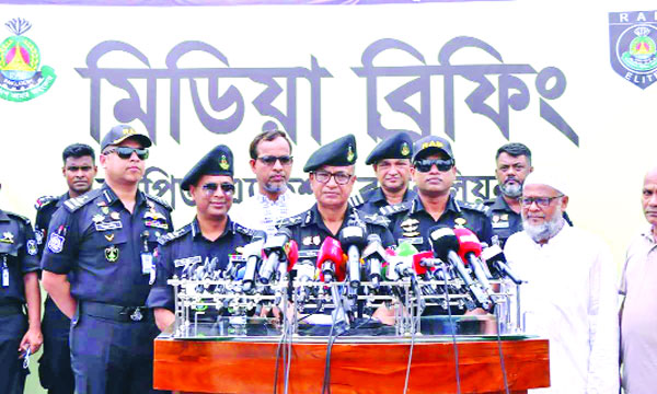 গাবতলী গরুর হাট পরিদর্শন শেষে র‌্যাব প্রধান ব্রিফিং করেন : নয়া দিগন্ত