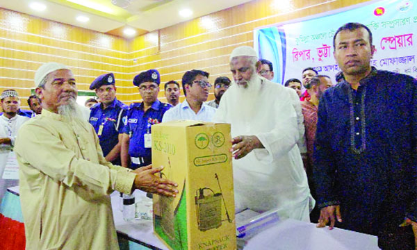 মুরাদনগরে বিনামূল্যে কৃষি যন্ত্রপাতি বিতরণ করেন ধর্মমন্ত্রী কাজী শাহ মোফাজ্জল হোসাইন কায়কোবাদ : নয়া দিগন্ত