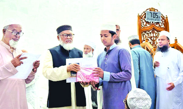 গুলশান সেন্ট্রাল মসজিদ অ্যান্ড ঈদগাহ সোসাইটির সিরাতুন্নবী সা: অনুষ্ঠানে পুরস্কার বিতরণ করছেন ধর্ম উপদেষ্টা ড. আ ফ ম খালিদ হোসেন : নয়া দিগন্ত