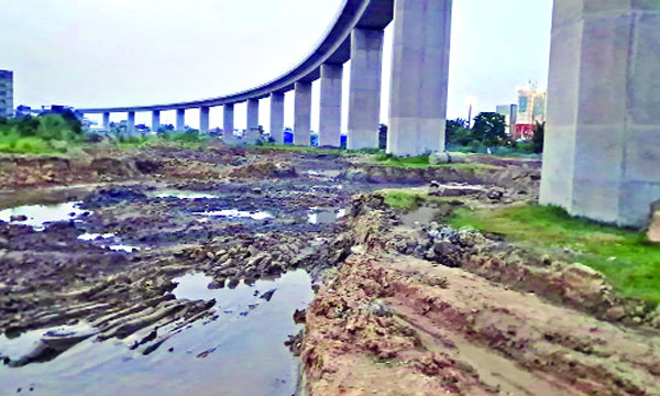 নারায়ণগঞ্জের ফতুল্লায় পদ্মা রেলসেতুর কয়েকটি পিলারের নিচের মাটি কেটে নেয়ার পর এবড়োখেবড়ো অবস্থা : নয়া দিগন্ত