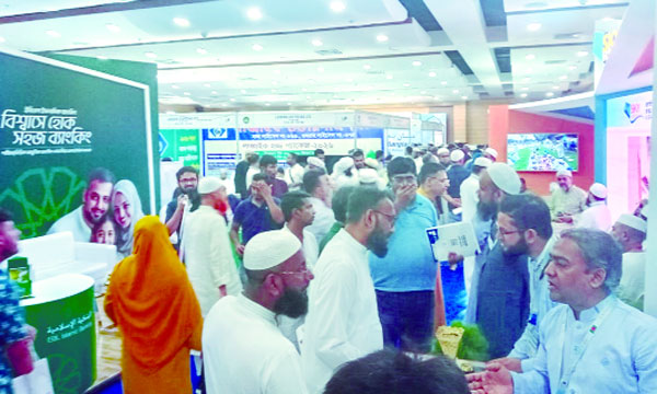 রাজধানীতে হজ মেলায় দর্শনার্থীরা : নয়া দিগন্ত