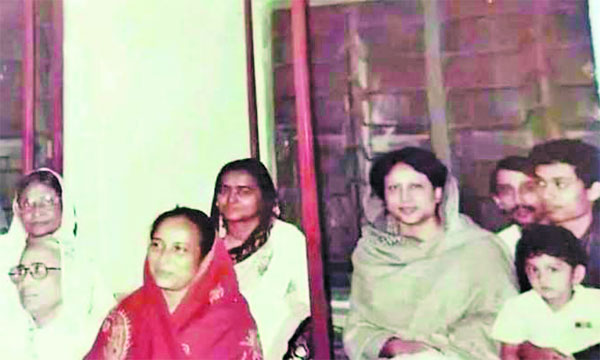 বেগম জিয়ার বাবার বাড়ির এক দুর্লভ ছবি