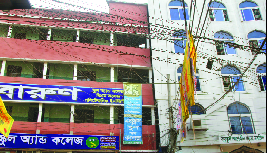 ভূমিকম্পে শনির আখড়া এলাকায় ভবন কাত হয়ে যায়