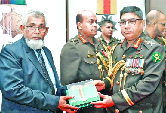 বীরত্বপূর্ণ কাজের স্বীকৃতি হিসেবে পদক প্রদান করেন সেনাপ্রধান জেনারেল ওয়াকার-উজ-জামান  : নয়া দিগন্ত
