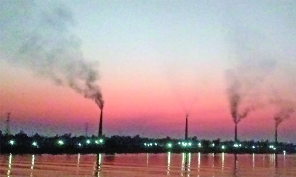 রাজধানীর উপকণ্ঠে  ইটভাটার চিমনি দিয়ে কালো ধোঁয়া বের হচ্ছে
