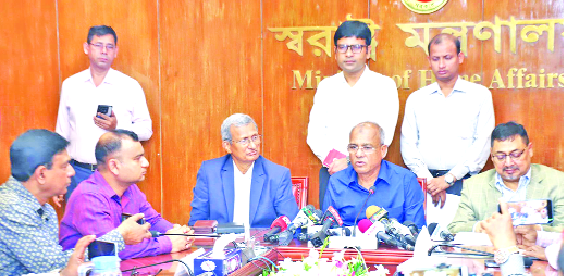 স্বরাষ্ট্র উপদেষ্টা লেফটেন্যান্ট জেনারেল (অব.) মো: জাহাঙ্গীর আলম চৌধুরী মন্ত্রণালয়ের সম্মেলন কক্ষে আইনশৃঙ্খলা সংক্রান্ত কোর কমিটির সভা শেষে সাংবাদিকদের ব্রিফ করেন  : পিআইডি