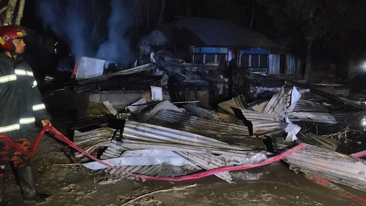 বাগেরহাটে দু’পক্ষের সংঘর্ষে বসতবাড়িতে দেয়া আগুন নিয়ন্ত্রণে ফায়ার সার্ভিস