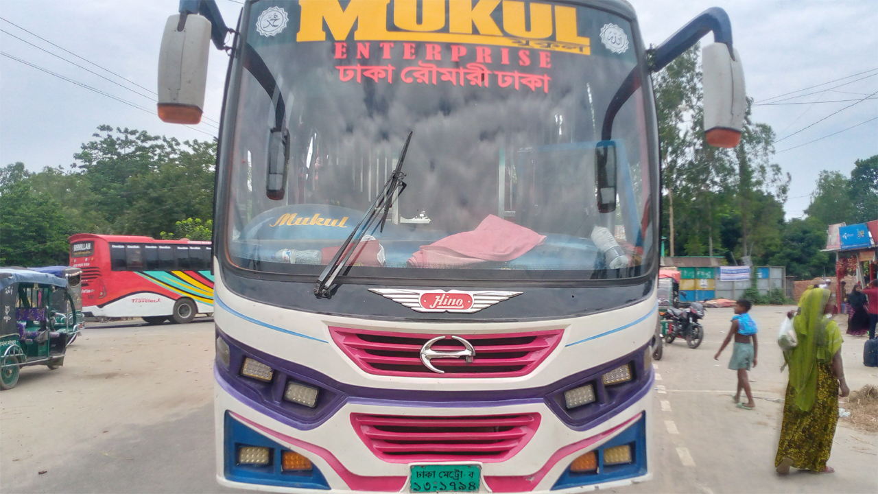 ঢাকাগামী মুকুল পরিবহনের একটি বাস শিশু জিসানকে পেছেন থেকে ধাক্কা দেয়