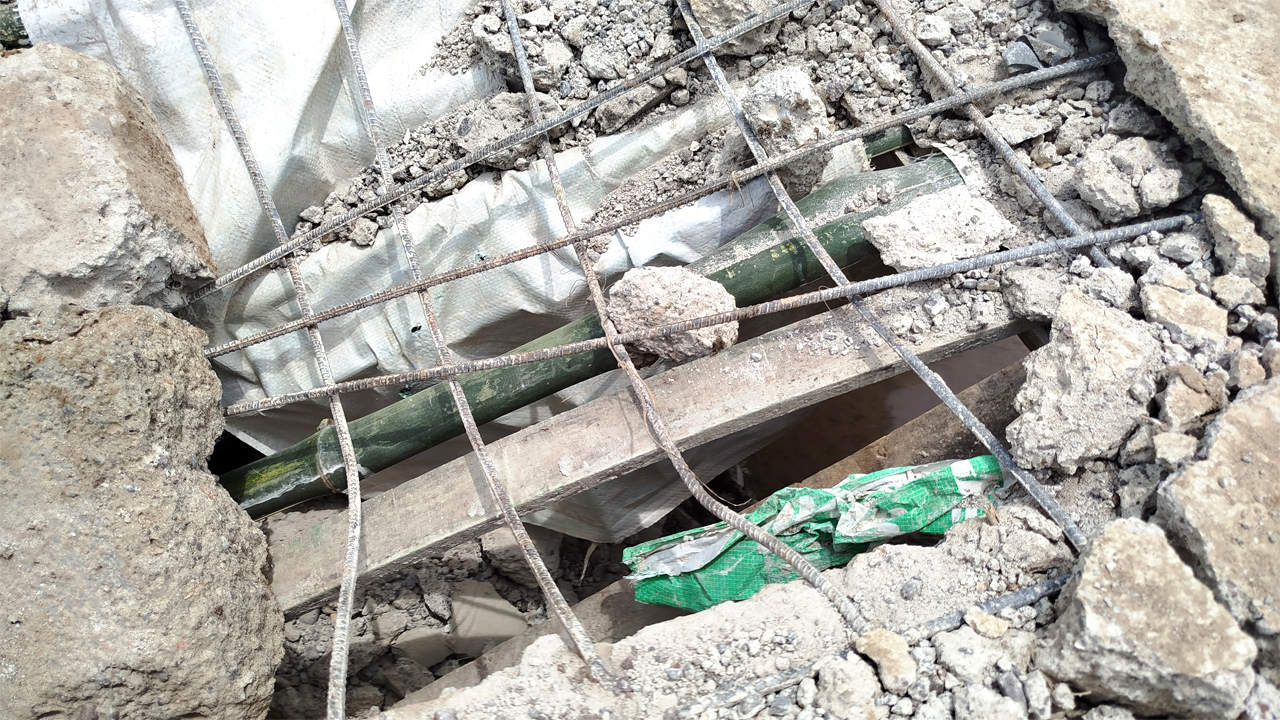 রডের বদলে বাঁশ ও কাঠ দিয়ে কালভার্ট নির্মাণ