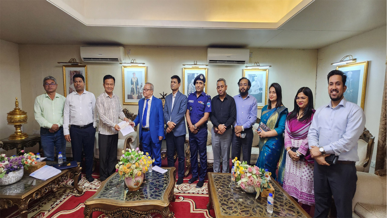 বান্দরবানে বোমাং রাজার সাথে সাক্ষাৎ করে সাংগ্রাইয়ের সহায়তার চেক তুলে দিচ্ছেন নবাগত জেলা প্রশাসক