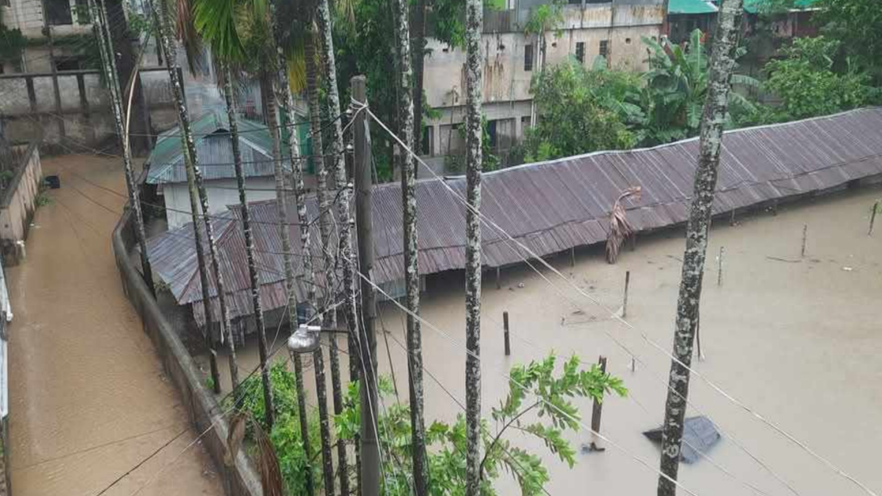 টানা বর্ষণে বান্দরবান শহরের নিম্নাঞ্চল প্লাবিত হয়েছে