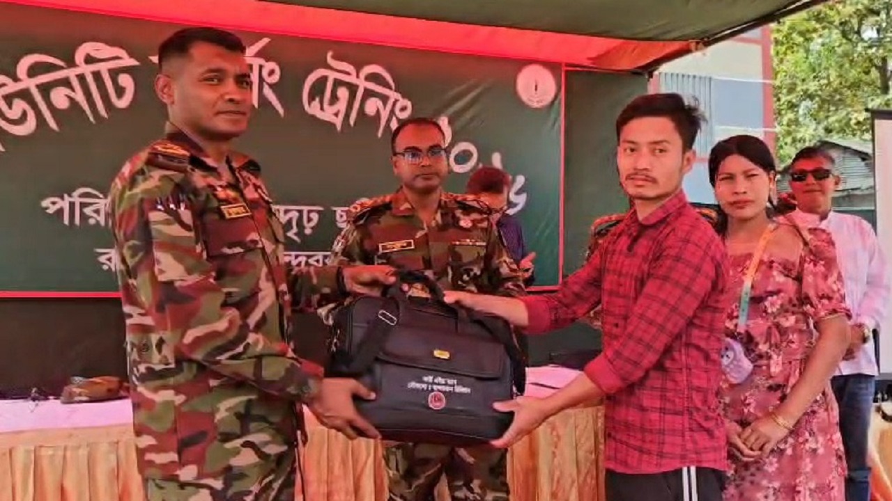 বান্দরবানে ৬৫ শিক্ষার্থীকে দেয়া হয়েছে স্বাস্থ্যসেবার প্রাথমিক প্রশিক্ষণ