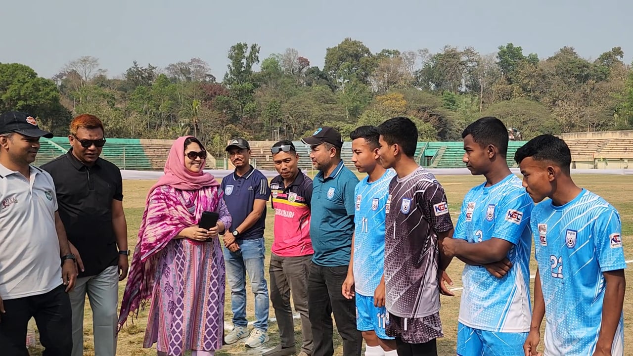 খেলার উদ্বোধন করেন বান্দরবানের জেলা প্রশাসক শামীম আরা রিনি