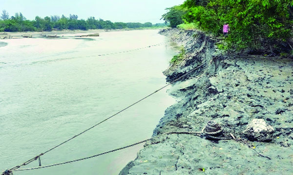 ছোট ফেনী নদীর তীর ভাঙনের দৃশ্য : নয়া দিগন্ত
