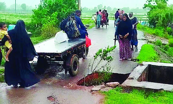 গদাইপুর ইউনিয়নের কচুবুনিয়া স্লুইস গেইটের ওপর নির্মিত সড়কের একটি অংশ ধসে গেছে : নয়া দিগন্ত