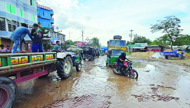 কুমিল্লা-সিলেট মহাসড়কের গর্তে পানি জমে থাকায় যানবাহন চলাচলে দুর্ভোগ : নয়া দিগন্ত