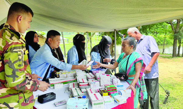 লক্ষ্মীছড়ির দুল্যাতলী এলাকায় ওষুধ বিতরণ করছেন সেনা সদস্যরা : নয়া দিগন্ত