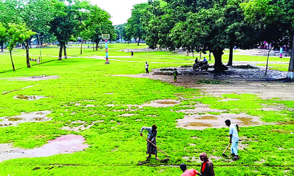 শোলাকিয়া ঈদগাহ ময়দান ঈদজামাতের জন্য প্রস্তুত করা হচ্ছে : নয়া দিগন্ত