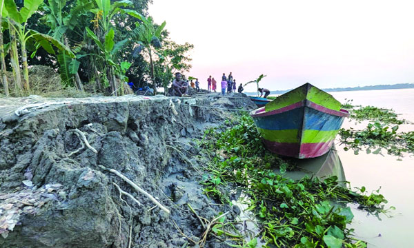 পটুয়াখালীর দুমকী উপজেলার বাহেরচর এলাকায় পায়রা নদীর তীর ভাঙনের দৃশ্য 	: নয়া দিগন্ত