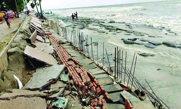 জলোচ্ছ্বাসে বিলীন হচ্ছে নির্মাণাধীন মেরিন ড্রাইভ
