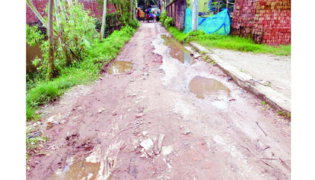 শিল্পাঞ্চল আশুলিয়ায় খানাখন্দে ভরা একটি সড়ক : নয়া দিগন্ত
