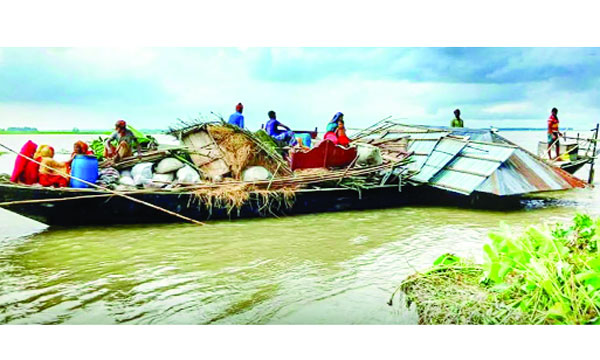 রৌমারীর একটি ভাঙনকবলিত পরিবার নৌকায় করে চাল-চুলো নিয়ে যাচ্ছেন নতুন ঠিকানায় : নয়া দিগন্ত