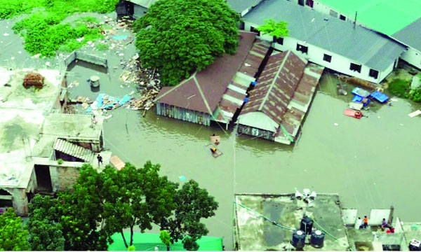 ৪ দিনের বৃষ্টিতে পানিবন্দী হাজারো মানুষ : নয়া দিগন্ত