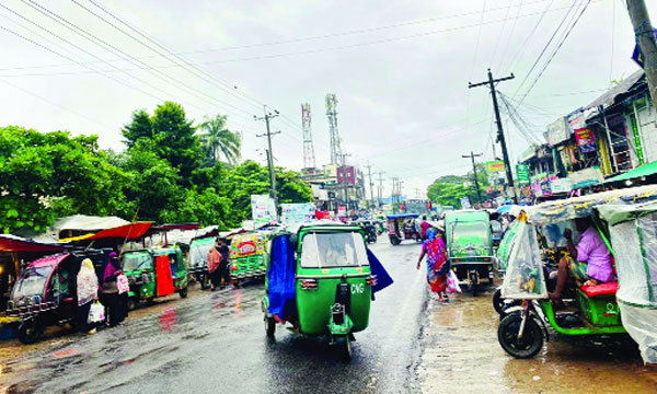 লোহাগাড়ার পদুয়া তেওয়ারিহাট অংশে যত্রতত্র ৩ চাকার বাহনের চলাচল ও পার্কিং