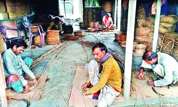 কচুরিপানা ভিত্তিক হস্তশিল্প পণ্য তৈরিতে ব্যস্ত কারিগররা : নয়া দিগন্ত