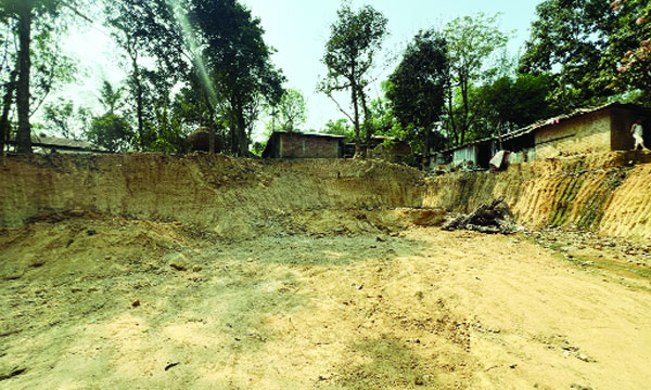 পাহাড়ের মাটি কেটে নেয়ায় বসতবাড়ি ঝুঁকির মধ্যে পড়েছে  : নয়া দিগন্ত