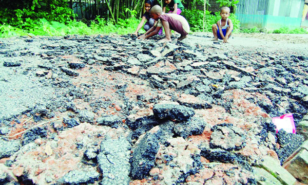 বগুড়ার রাজাপুরে সড়কে নিম্নমানের সামগ্রী ব্যবহার : নয়া দিগন্ত