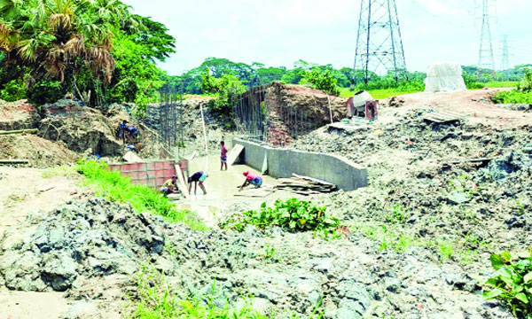 বিকল্প রাস্তা না রেখেই নির্মাণ হচ্ছে কালভার্ট : নয়া দিগন্ত