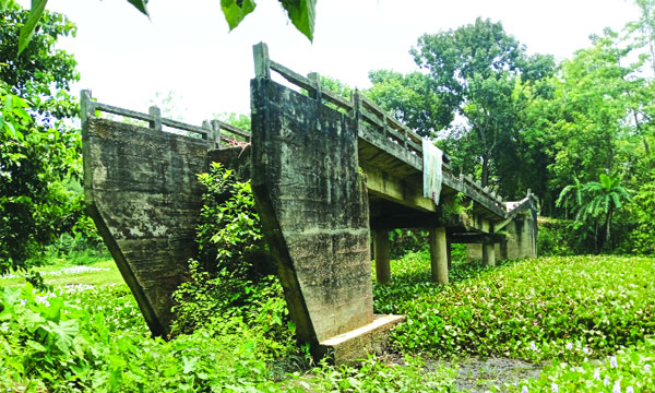 মাদারগঞ্জ উপজেলার ভেলামারী এলাকায় আট বছর আগে সেতুটি নির্মাণ করা হলেও সংযোগ না থাকায় ব্যবহার করা যাচ্ছে না : নয়া দিগন্ত