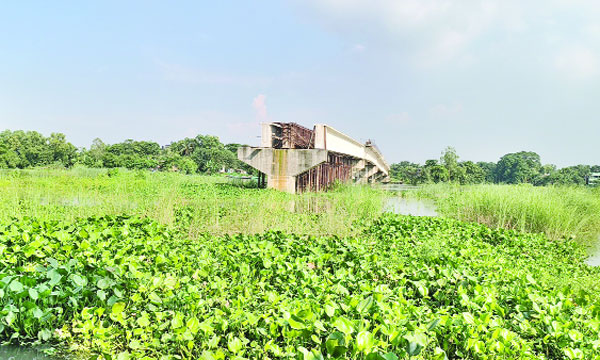 আশুলিয়ায় বংশী নদীর ওপর অসমাপ্ত সেতু : নয়া দিগন্ত