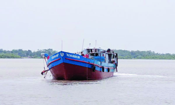 কপোতাক্ষ নদ থেকে ড্রেজার দিয়ে অবৈধভাবে বালু উত্তোলন করা হচ্ছে : নয়া দিগন্ত