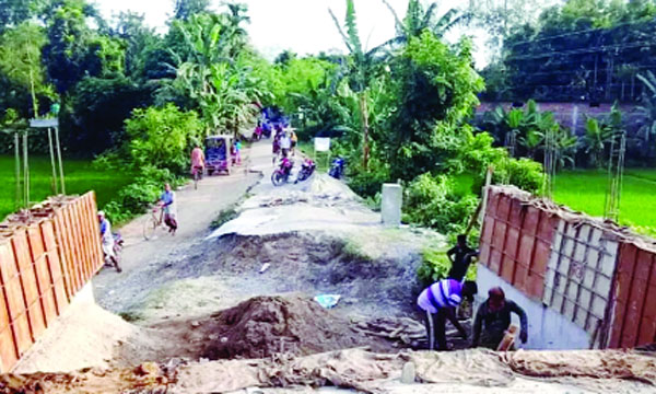 দেবীগঞ্জে একটি সড়কের নির্মাণ কাজের বর্তমান অবস্থা : নয়া দিগন্ত