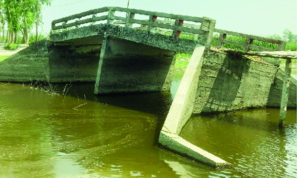 জলঢাকায় হেলে পড়া সেতুটি ৯ বছরেও মেরামত হয়নি