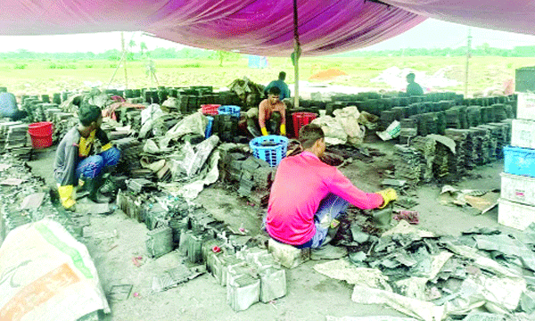 সিসা কারখানায় দিনে কাজ করছেন শ্রমিকরা : নয়া দিগন্ত